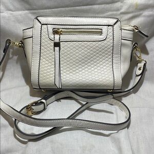 Sondra Roberts White Quilted crossbody. Vegan Leather. Gold accents. 8”x6”x3”.